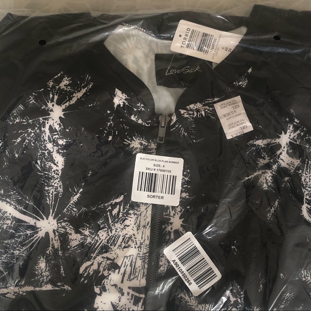 TORRID LOVESICK COLOR BLOCK BOMBER STRETCH WOVEN PALMS BLACK Size 4x - Picture 8 of 8